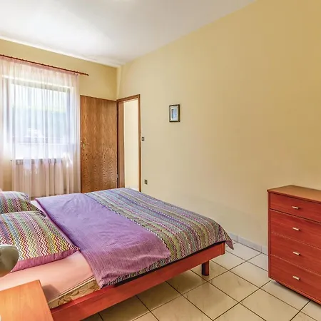 1 Bedroom Beautiful In Apartment *
